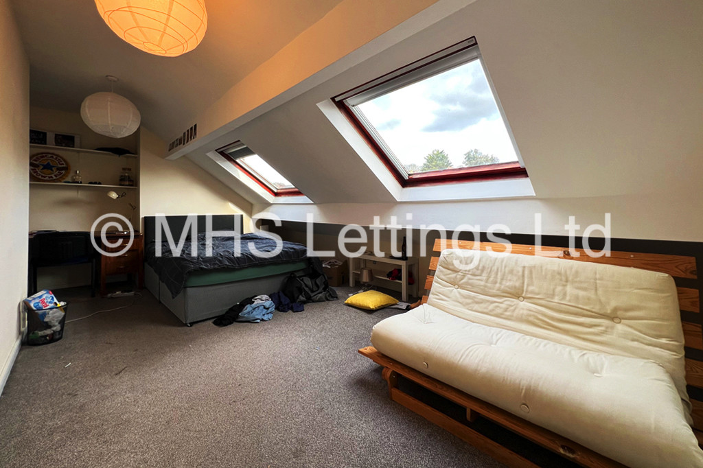 Photo of 6 Bedroom Mid Terraced House in 15 Ebor Place, Leeds, LS6 1NR