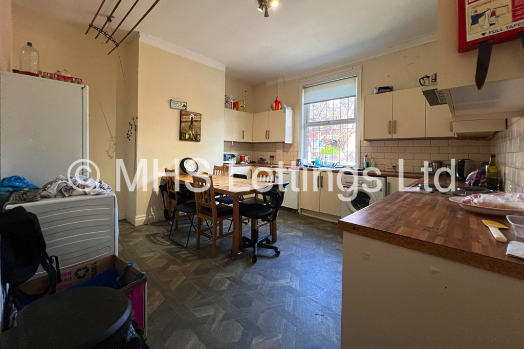 Photo of 6 Bedroom Mid Terraced House in 15 Ebor Place, Leeds, LS6 1NR