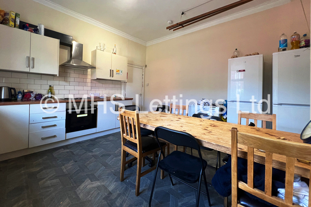 Photo of 6 Bedroom Mid Terraced House in 15 Ebor Place, Leeds, LS6 1NR