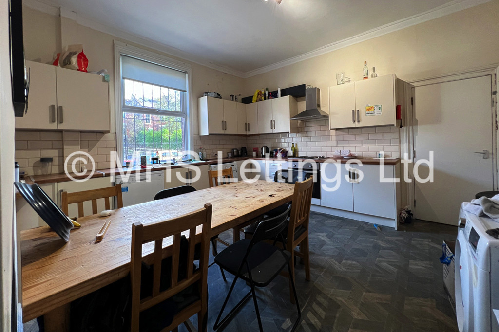 Photo of 6 Bedroom Mid Terraced House in 15 Ebor Place, Leeds, LS6 1NR