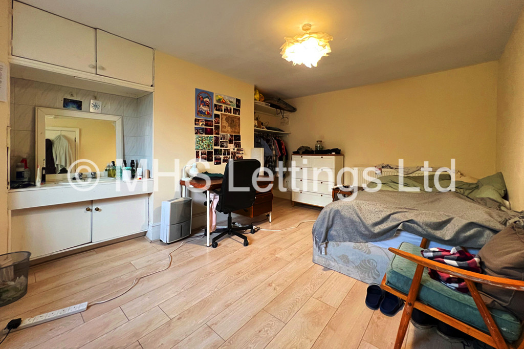 Photo of 6 Bedroom Mid Terraced House in 15 Ebor Place, Leeds, LS6 1NR