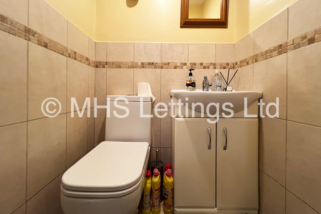 Photo of 6 Bedroom Mid Terraced House in 160 Ash Road, Leeds, LS6 3HD