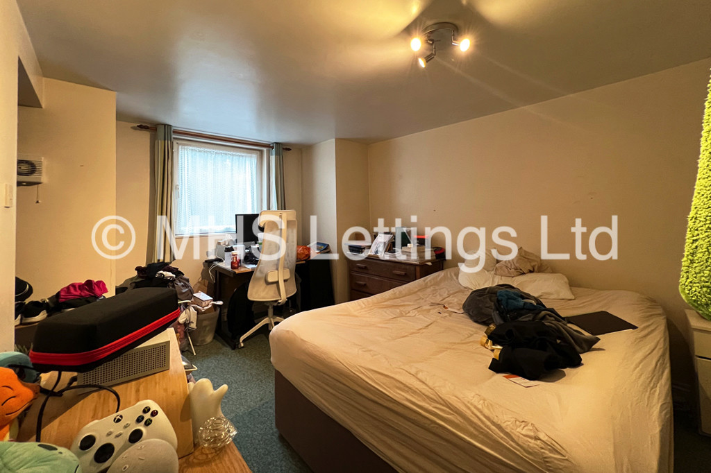 Photo of 6 Bedroom Mid Terraced House in 160 Ash Road, Leeds, LS6 3HD