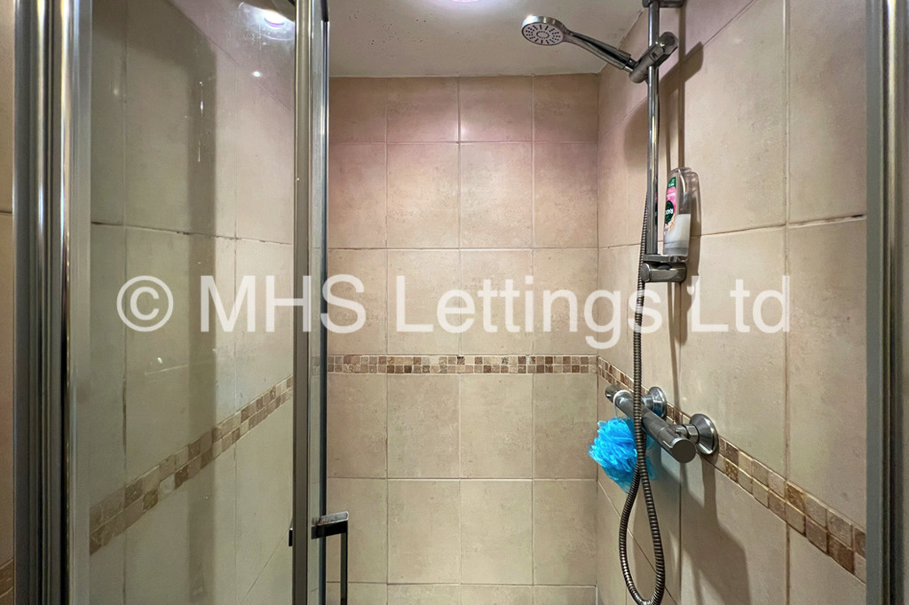 Photo of 6 Bedroom Mid Terraced House in 160 Ash Road, Leeds, LS6 3HD