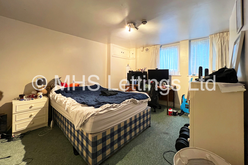 Photo of 6 Bedroom Mid Terraced House in 160 Ash Road, Leeds, LS6 3HD