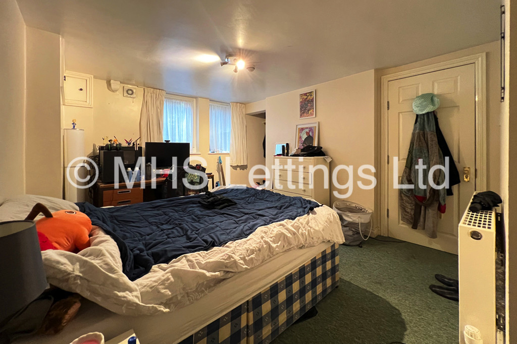 Photo of 6 Bedroom Mid Terraced House in 160 Ash Road, Leeds, LS6 3HD