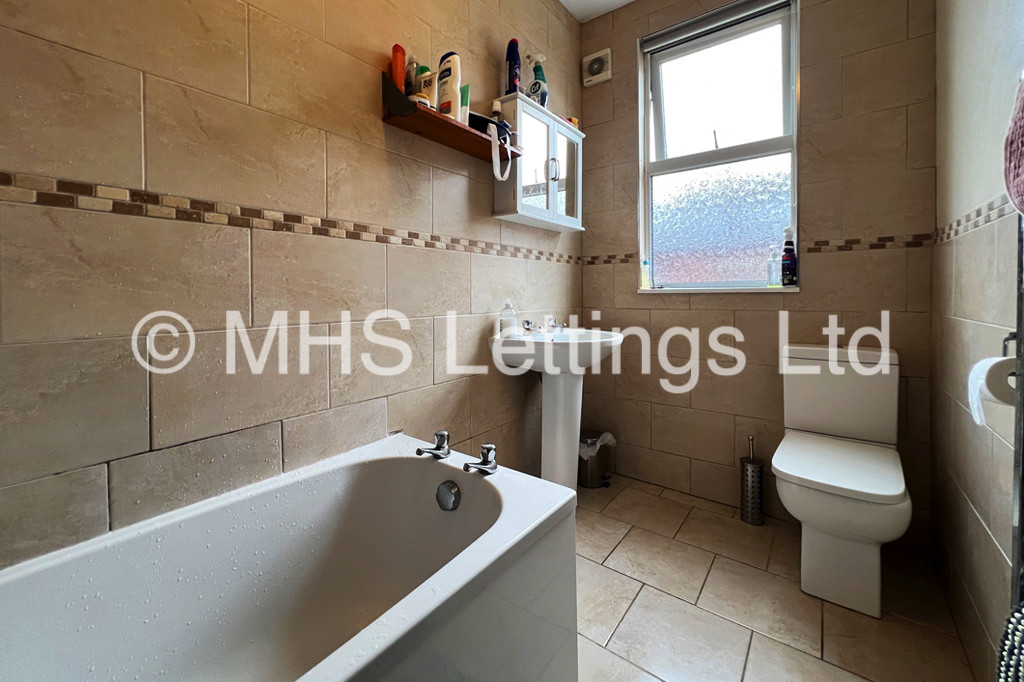 Photo of 6 Bedroom Mid Terraced House in 160 Ash Road, Leeds, LS6 3HD