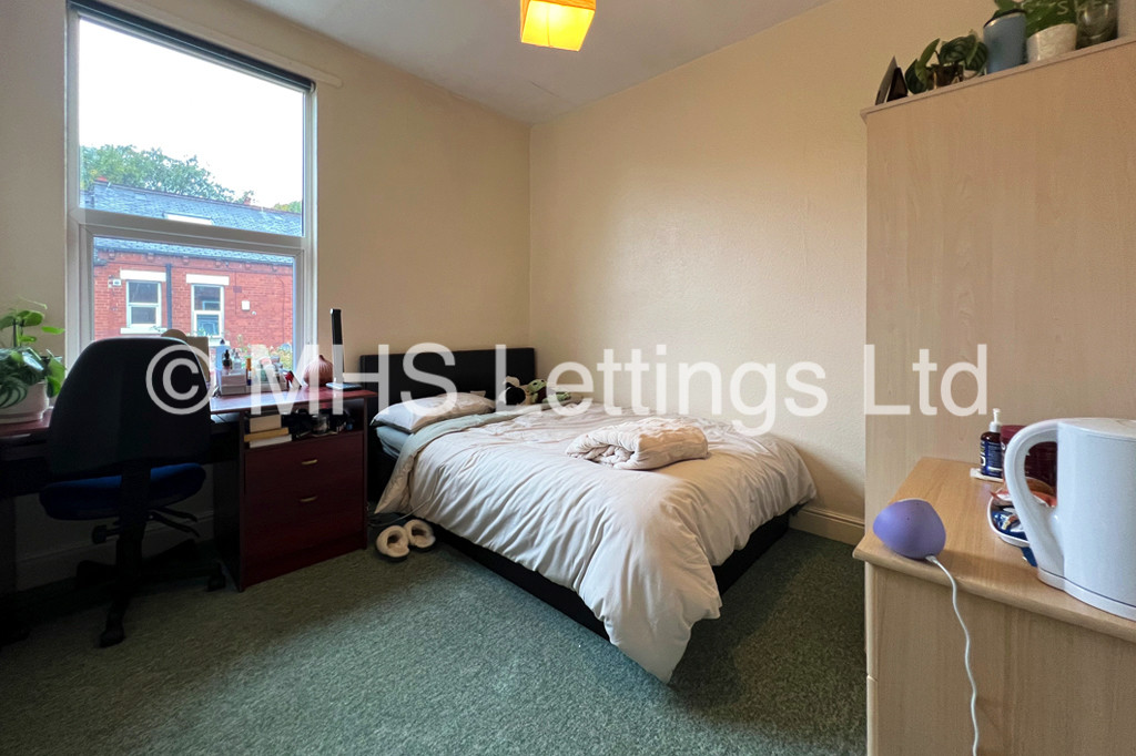 Photo of 6 Bedroom Mid Terraced House in 160 Ash Road, Leeds, LS6 3HD