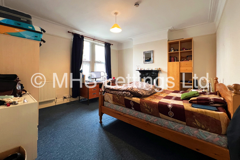 Photo of 6 Bedroom Mid Terraced House in 160 Ash Road, Leeds, LS6 3HD