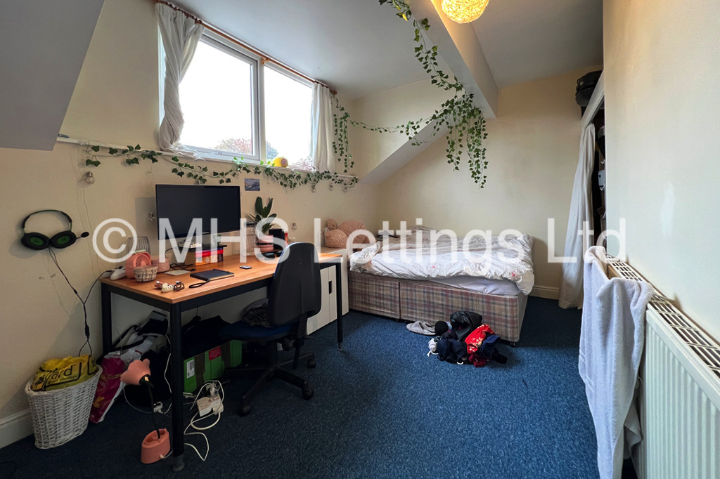 Photo of 6 Bedroom Mid Terraced House in 160 Ash Road, Leeds, LS6 3HD