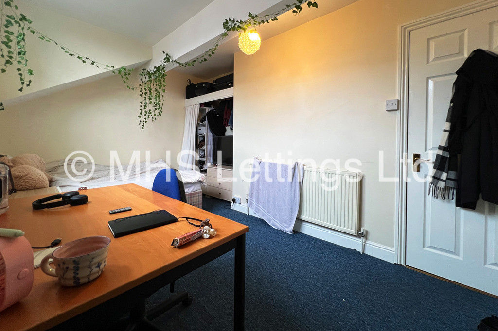 Photo of 6 Bedroom Mid Terraced House in 160 Ash Road, Leeds, LS6 3HD