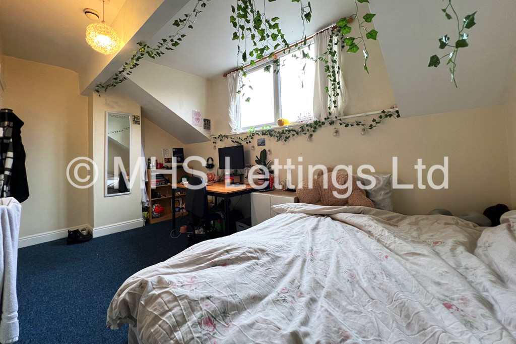 Photo of 6 Bedroom Mid Terraced House in 160 Ash Road, Leeds, LS6 3HD