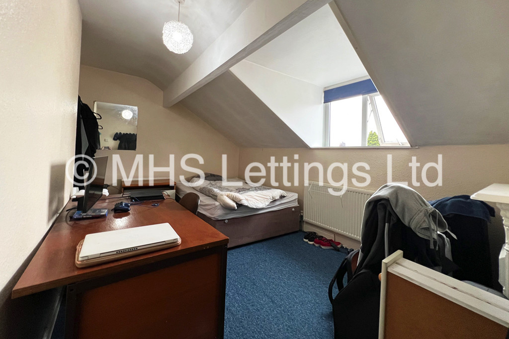 Photo of 6 Bedroom Mid Terraced House in 160 Ash Road, Leeds, LS6 3HD