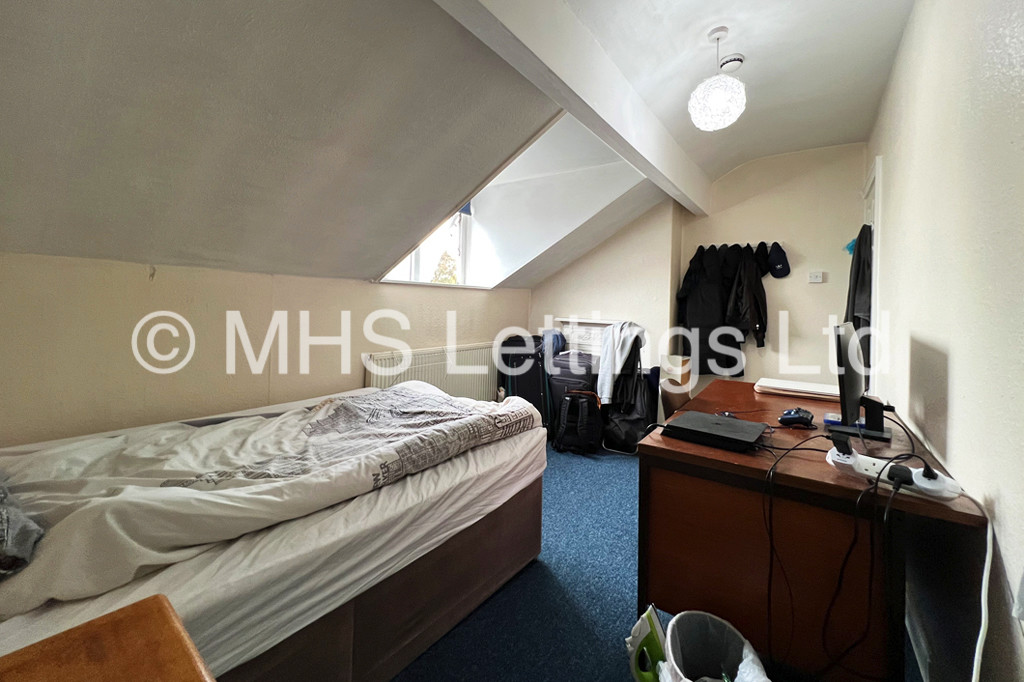 Photo of 6 Bedroom Mid Terraced House in 160 Ash Road, Leeds, LS6 3HD