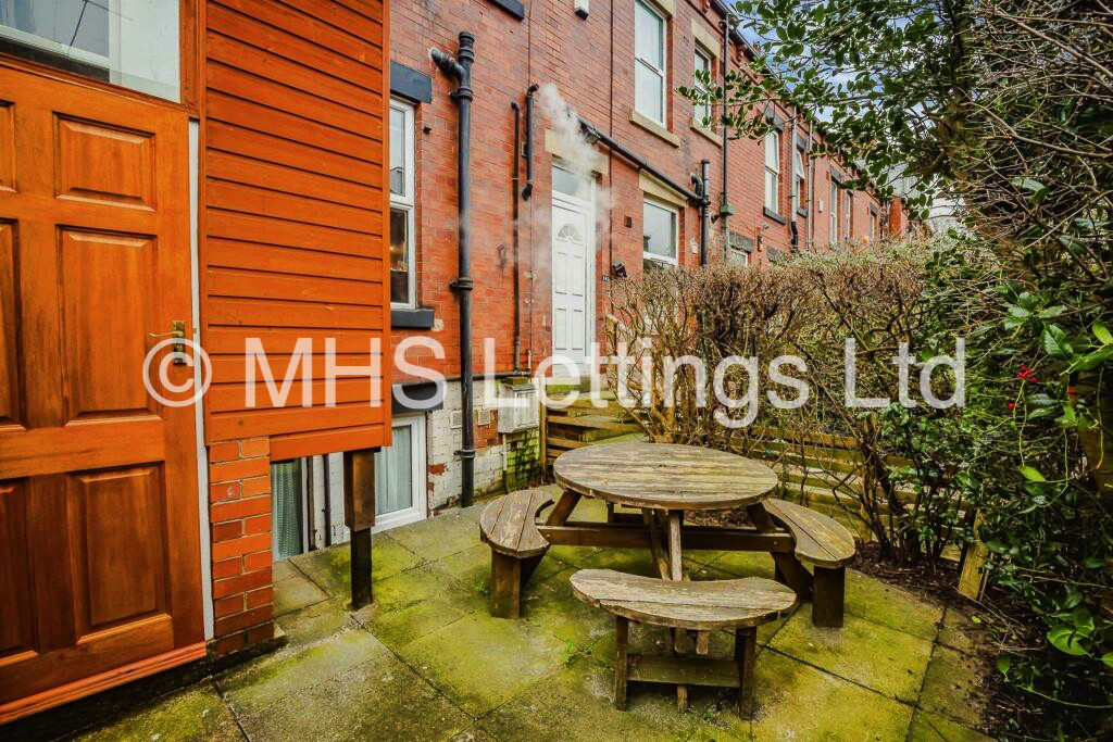Photo of 6 Bedroom Mid Terraced House in 160 Ash Road, Leeds, LS6 3HD