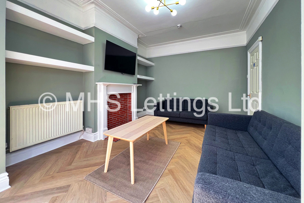 Photo of 6 Bedroom Mid Terraced House in 160 Ash Road, Leeds, LS6 3HD