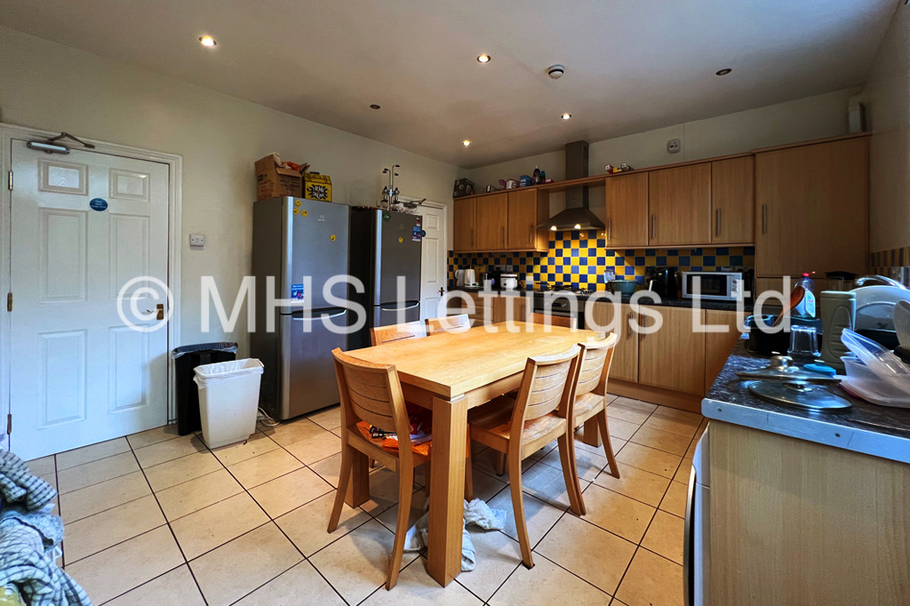 Photo of 6 Bedroom Mid Terraced House in 160 Ash Road, Leeds, LS6 3HD