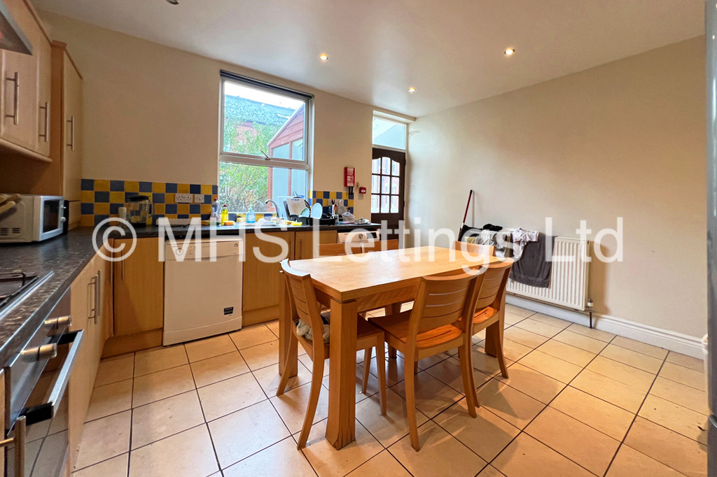 Photo of 6 Bedroom Mid Terraced House in 160 Ash Road, Leeds, LS6 3HD