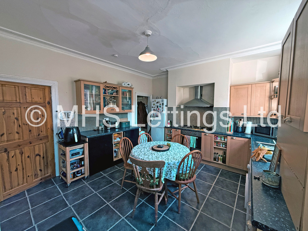 Photo of 3 Bedroom Mid Terraced House in 7 Cross Chapel Street, Leeds, LS6 3JE