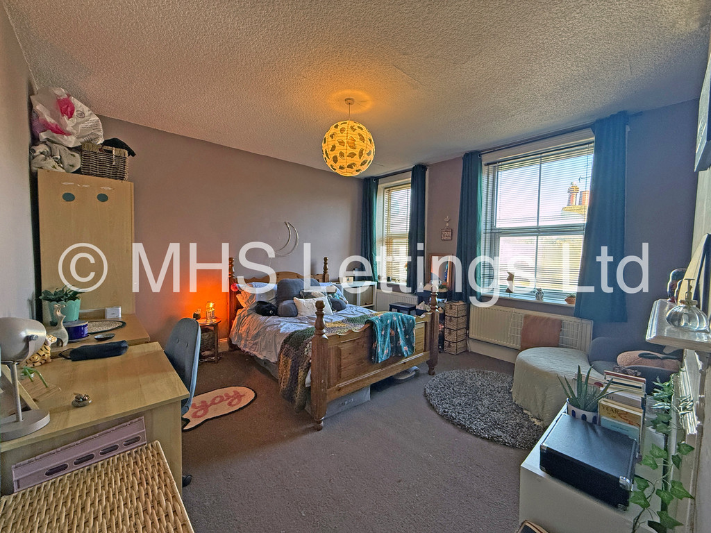 Photo of 3 Bedroom Mid Terraced House in 7 Cross Chapel Street, Leeds, LS6 3JE