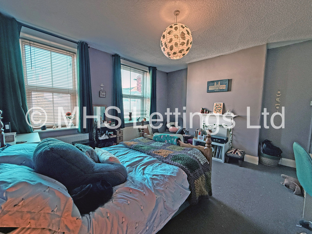 Photo of 3 Bedroom Mid Terraced House in 7 Cross Chapel Street, Leeds, LS6 3JE