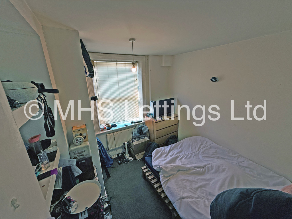 Photo of 3 Bedroom Mid Terraced House in 7 Cross Chapel Street, Leeds, LS6 3JE