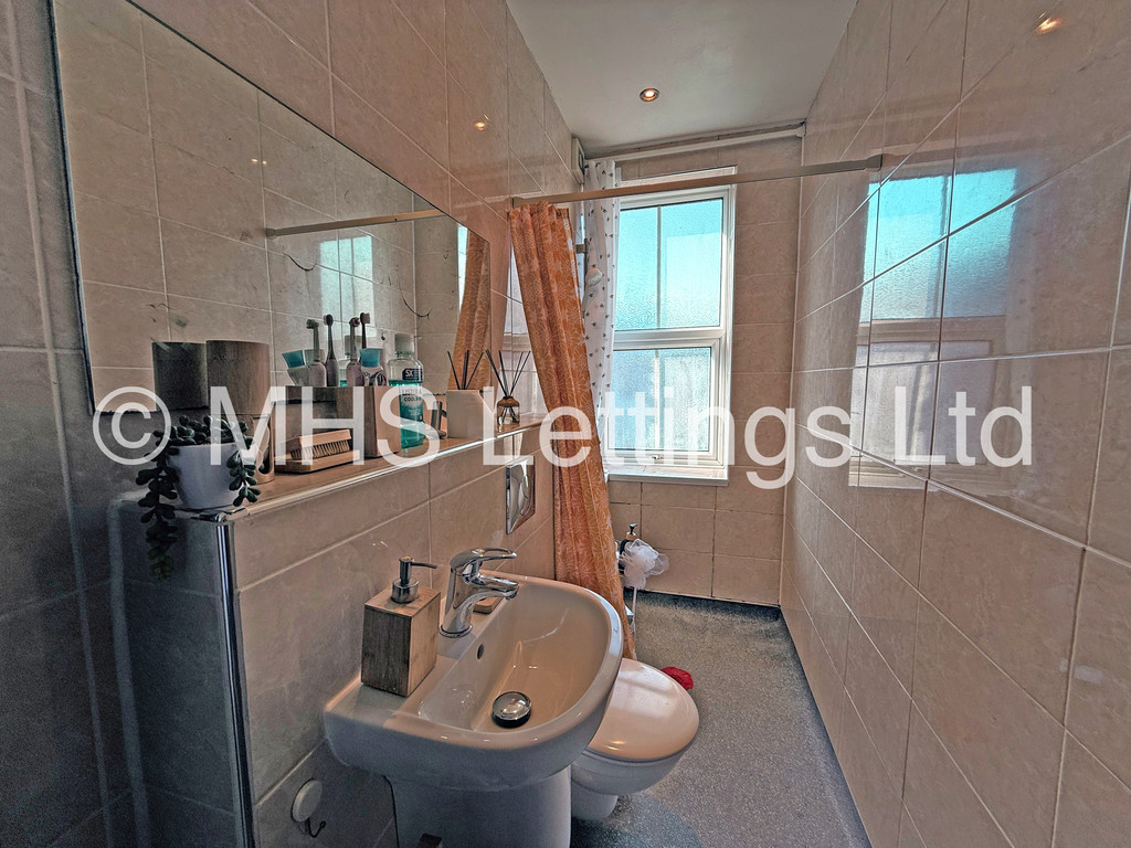 Photo of 3 Bedroom Mid Terraced House in 7 Cross Chapel Street, Leeds, LS6 3JE