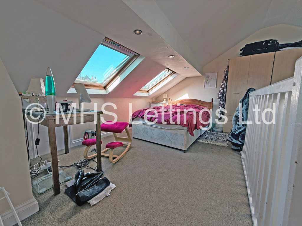 Photo of 3 Bedroom Mid Terraced House in 7 Cross Chapel Street, Leeds, LS6 3JE