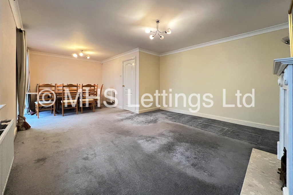 Photo of 4 Bedroom Detached House in 1 Kings Approach, Bramley, Leeds, LS13 2DX