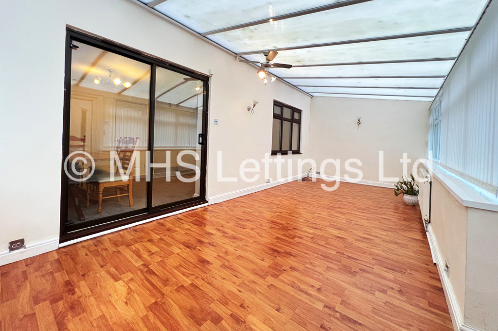 Photo of 4 Bedroom Detached House in 1 Kings Approach, Bramley, Leeds, LS13 2DX