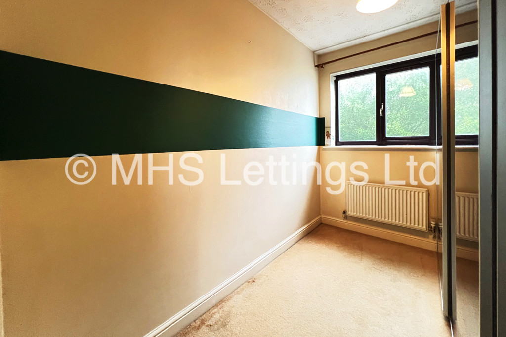Photo of 4 Bedroom Detached House in 1 Kings Approach, Bramley, Leeds, LS13 2DX