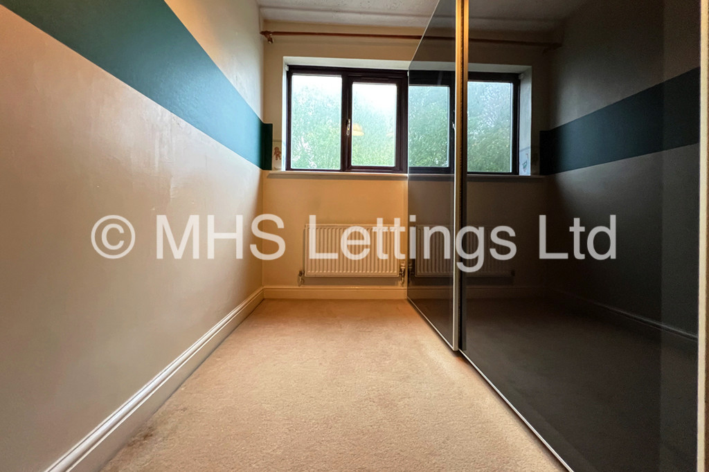 Photo of 4 Bedroom Detached House in 1 Kings Approach, Bramley, Leeds, LS13 2DX