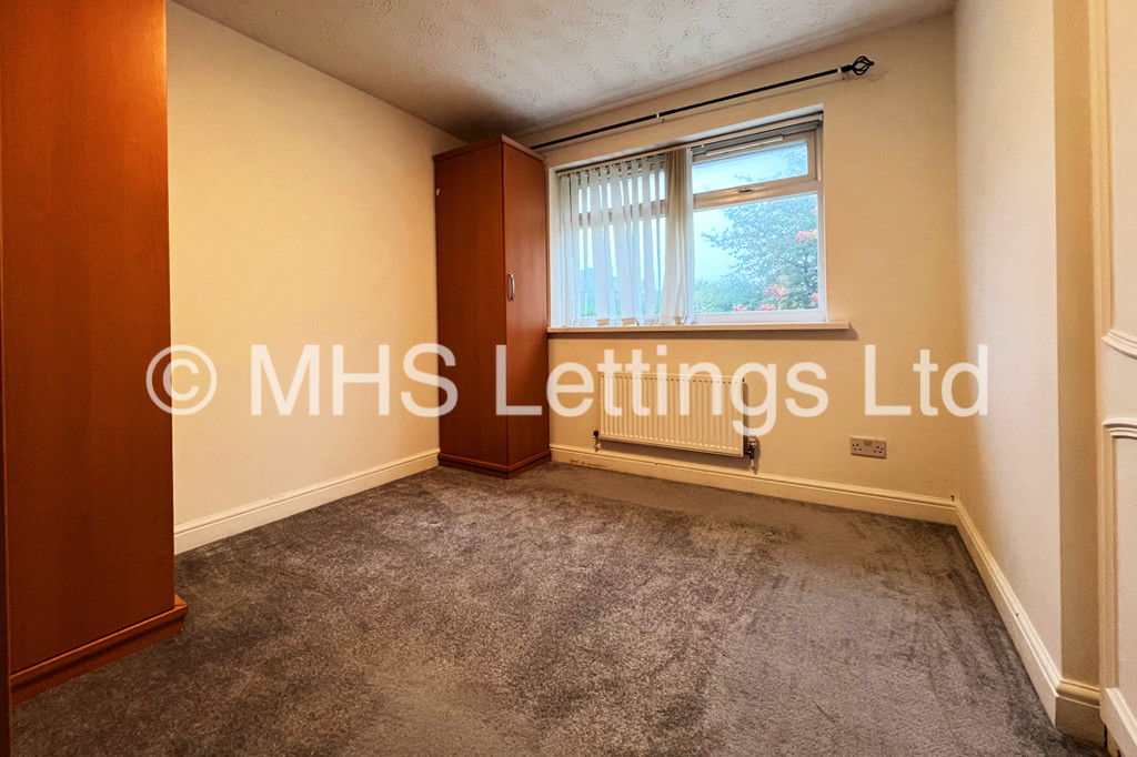 Photo of 4 Bedroom Detached House in 1 Kings Approach, Bramley, Leeds, LS13 2DX