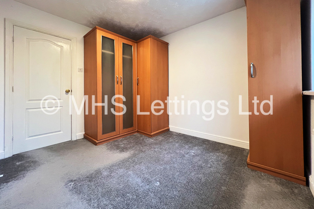 Photo of 4 Bedroom Detached House in 1 Kings Approach, Bramley, Leeds, LS13 2DX