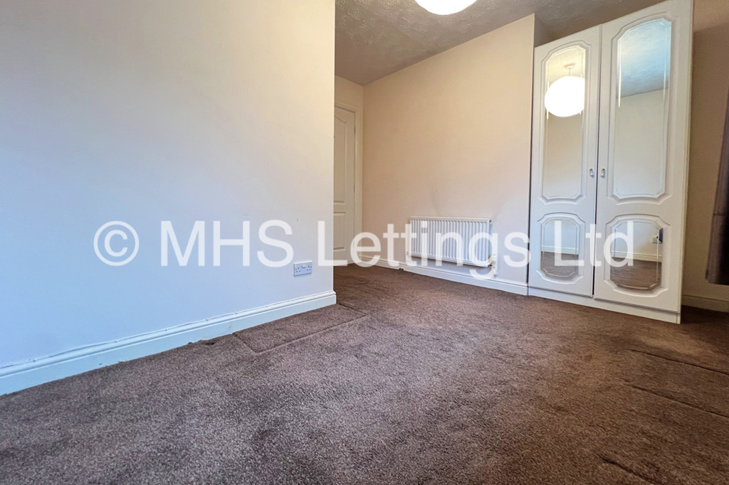 Photo of 4 Bedroom Detached House in 1 Kings Approach, Bramley, Leeds, LS13 2DX