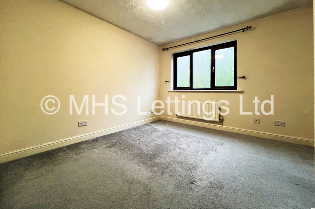 Photo of 4 Bedroom Detached House in 1 Kings Approach, Bramley, Leeds, LS13 2DX