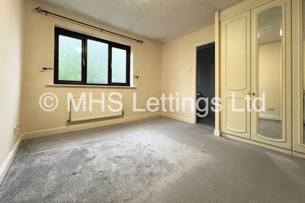 Photo of 4 Bedroom Detached House in 1 Kings Approach, Bramley, Leeds, LS13 2DX