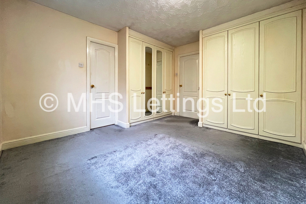 Photo of 4 Bedroom Detached House in 1 Kings Approach, Bramley, Leeds, LS13 2DX