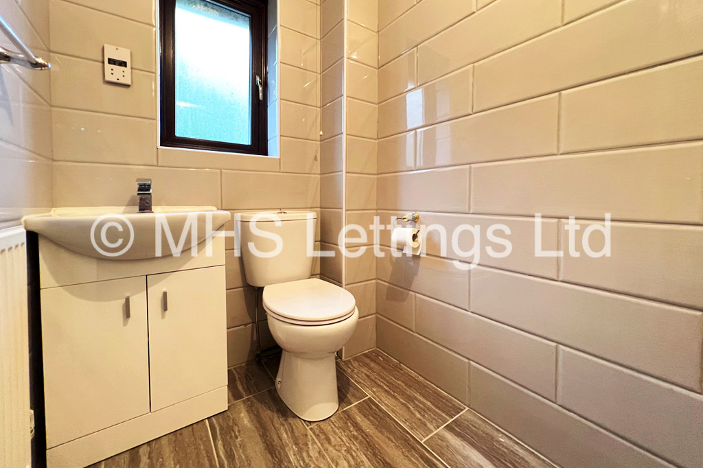 Photo of 4 Bedroom Detached House in 1 Kings Approach, Bramley, Leeds, LS13 2DX