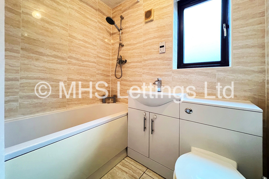Photo of 4 Bedroom Detached House in 1 Kings Approach, Bramley, Leeds, LS13 2DX