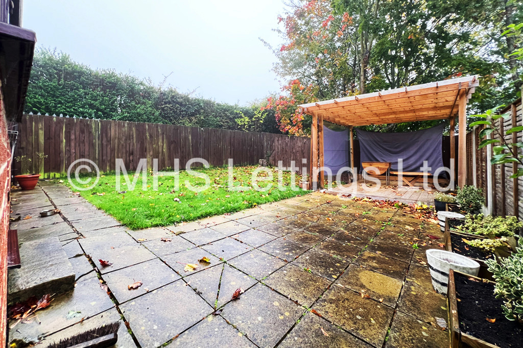 Photo of 4 Bedroom Detached House in 1 Kings Approach, Bramley, Leeds, LS13 2DX
