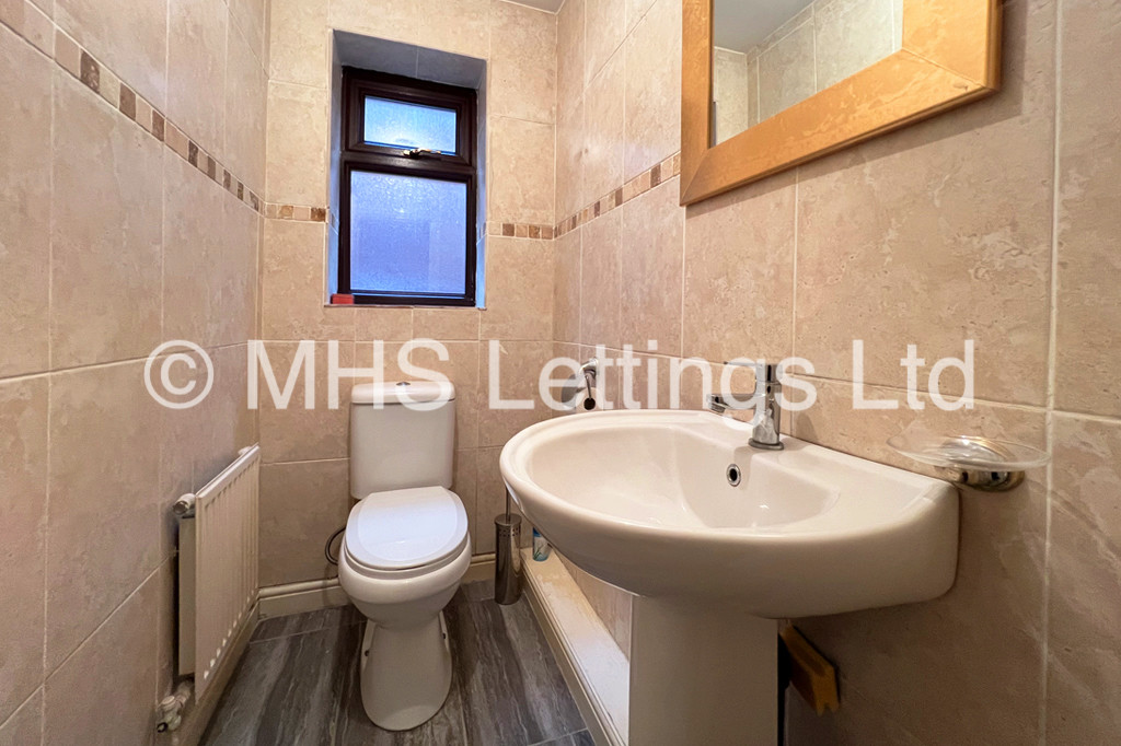 Photo of 4 Bedroom Detached House in 1 Kings Approach, Bramley, Leeds, LS13 2DX