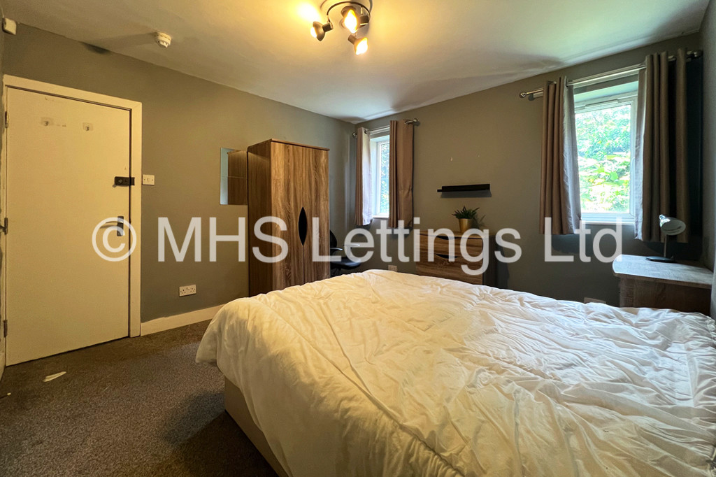 Photo of 6 Bedroom Semi-Detached House in 26 Greyshiels Avenue, Leeds, LS6 3DR