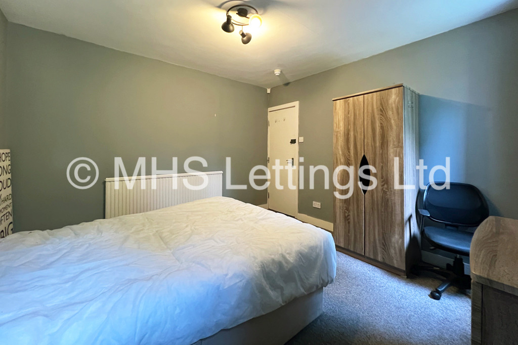 Photo of 6 Bedroom Semi-Detached House in 26 Greyshiels Avenue, Leeds, LS6 3DR
