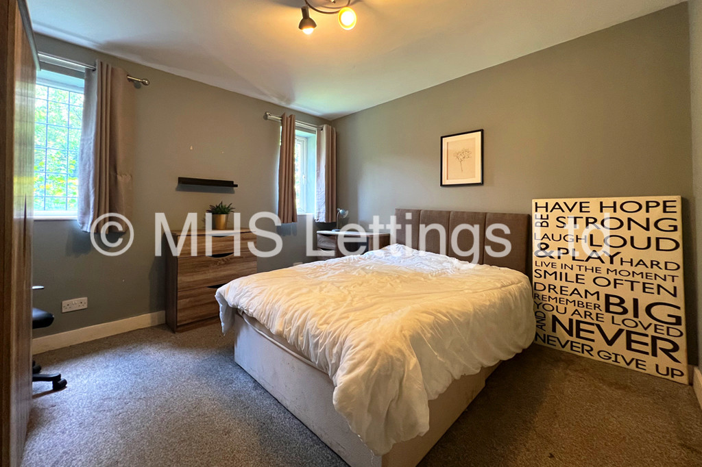Photo of 6 Bedroom Semi-Detached House in 26 Greyshiels Avenue, Leeds, LS6 3DR