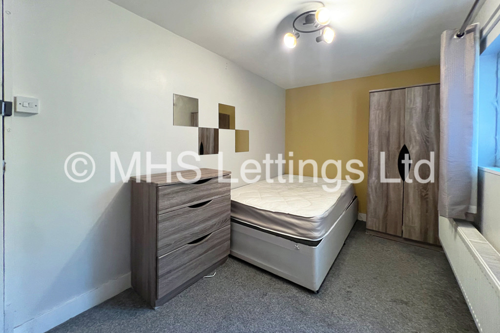 Photo of 6 Bedroom Semi-Detached House in 26 Greyshiels Avenue, Leeds, LS6 3DR