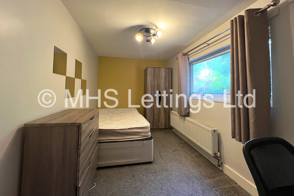 Photo of 6 Bedroom Semi-Detached House in 26 Greyshiels Avenue, Leeds, LS6 3DR