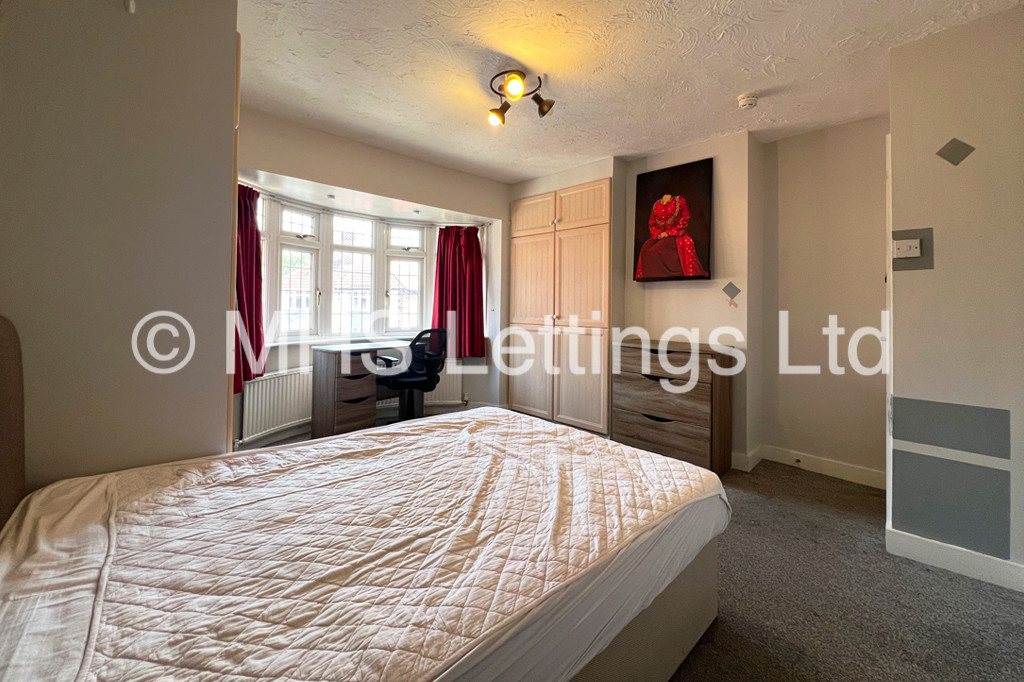 Photo of 6 Bedroom Semi-Detached House in 26 Greyshiels Avenue, Leeds, LS6 3DR