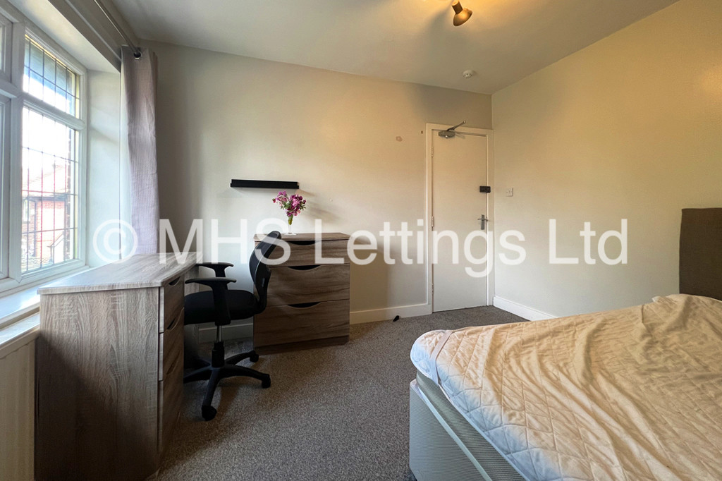 Photo of 6 Bedroom Semi-Detached House in 26 Greyshiels Avenue, Leeds, LS6 3DR