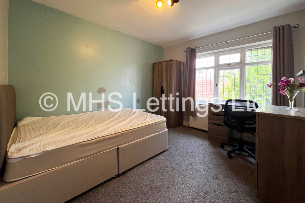 Photo of 6 Bedroom Semi-Detached House in 26 Greyshiels Avenue, Leeds, LS6 3DR